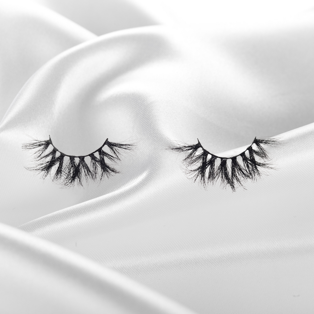 SPICY CRISS CROSS LASHES